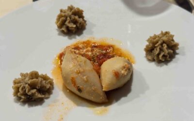 Calamari ripieni alla ligure, salsa di pomodori, crema di patate e olive taggiasche